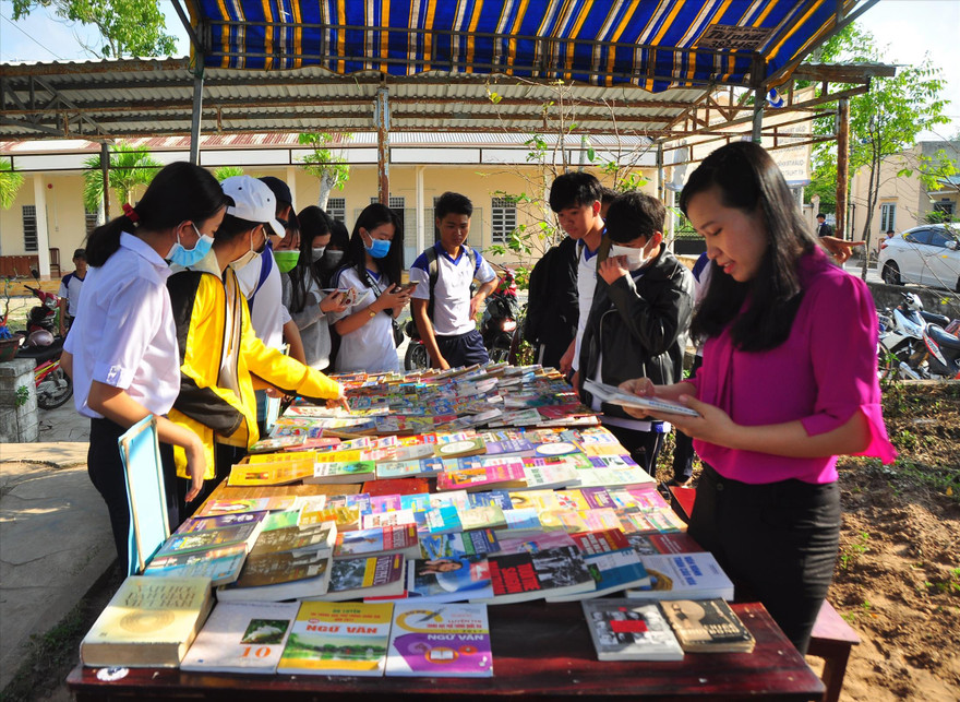 Học sinh tại khu trưng bày của khu vườn đọc sách