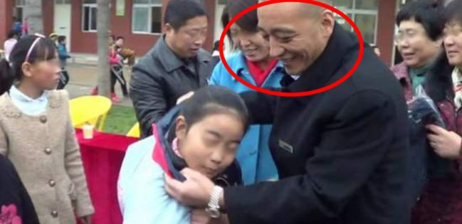 Triệu Chí Dũng khi đi làm từ thiện 