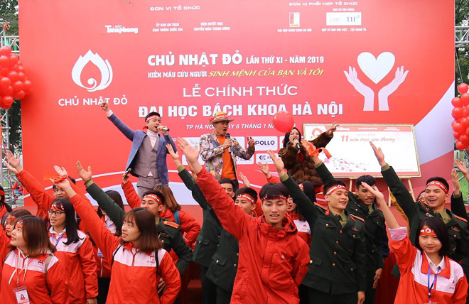 Bộ ba Minh Quân Idol, Xuân Bắc và Thuỳ Liên hát vang “Việt Nam ơi”. Ảnh: NHƯ Ý