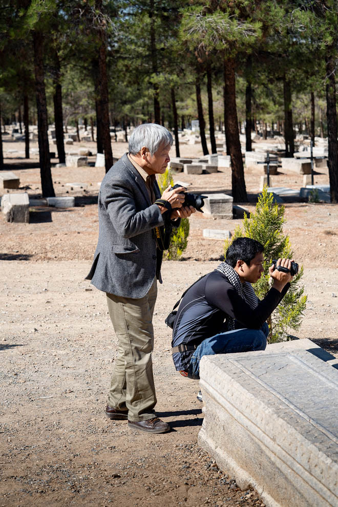 Nhiếp ảnh gia Nguyễn Đình Toán tác nghiệp trước mộ Alexandre de Rhodes