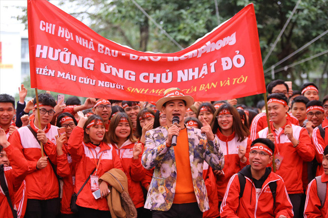 NSƯT Xuân Bắc khiến sinh viên phát cuồng tại Chủ nhật Đỏ sáng 6/1 ở ĐH Bách khoa Hà Nội. Ảnh: NH 