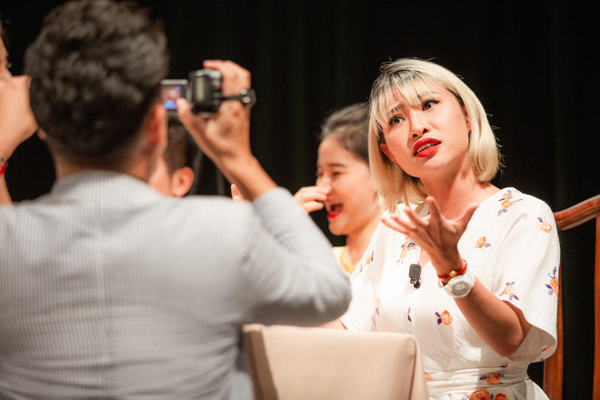 Hoàng Trang nhận một vai nhỏ trong vở “Nàng Kiều” (đạo diễn Amélie Niermeyer) do cô viết kịch bản