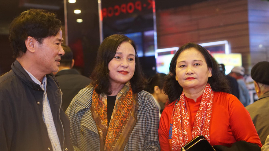 Nghệ sĩ Lê Dũng Nhi (từ trái qua) và NSND Hoàng Cúc cùng nhiều thế hệ nghệ sĩ, cán bộ công nhân viên hãng phim dự lễ kỷ niệm. Ảnh: NGUYÊN KHÁNH