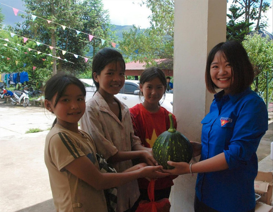 Phạm Thị Hoài Chi được các em nhỏ Y Tý tặng quả trong vườn nhà. Ảnh: ĐTĐHYD