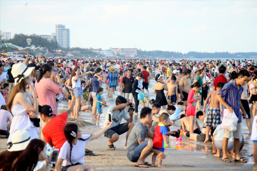 Du khách chen chân trên bãi biển Vũng Tàu trong kỳ nghỉ lễ giổ Tổ Hùng Vương vừa qua