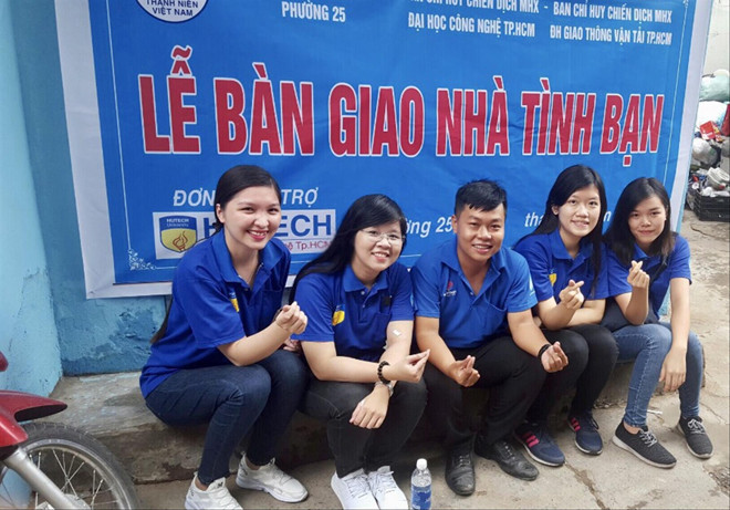 Ngô Ngọc Nguyên Thảo (thứ 2, từ trái qua) trong lễ bàn giao nhà tình bạn. ảnh: CTV 