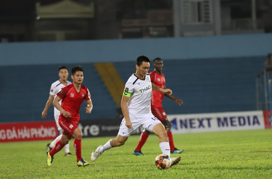 Sự trở lại của Tuấn Anh (trắng) chưa đủ tạo nên sức bật cho HAGL ở mùa giải năm nay. ảnh :VSI 