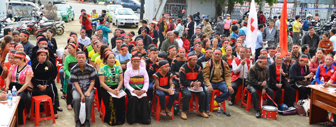 Đồng bào các xã huyện Ea Kar đem cả trống, cờ đi cổ vũ Chủ nhật Đỏ