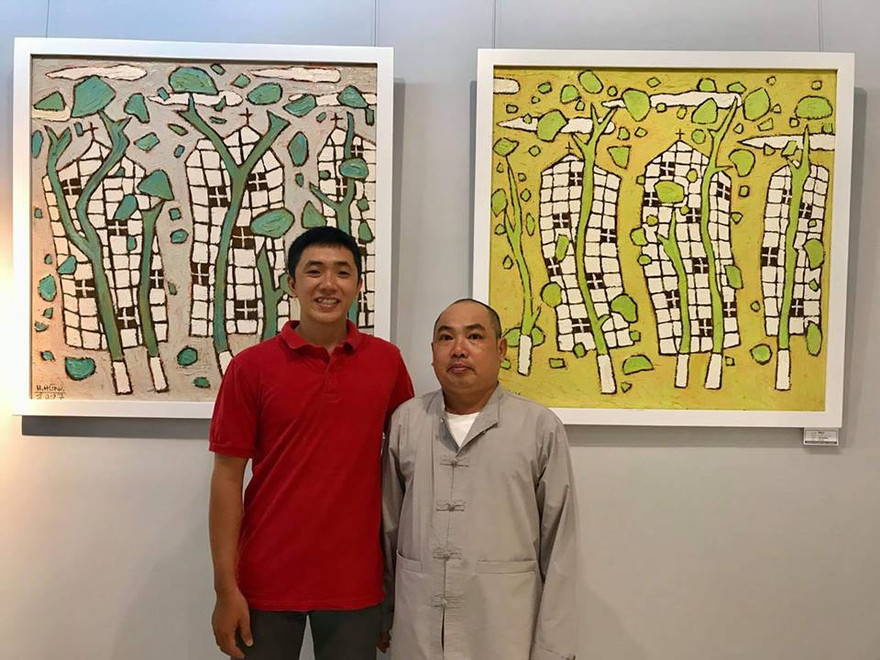 Hà Hùng (bìa phải) cùng bạn tranh bên những “cái cây riêng có” 