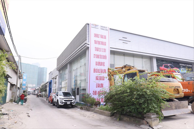 Nhiều chục nghìn m2 đất tại Khu LHTT Mỹ Đình được cho thuê ngắn hạn nhưng lại được đầu tư xây dựng cơ sở vật chất thành nhà xưởng, showroom hoạt động dài hạn. ảnh: NHƯ Ý