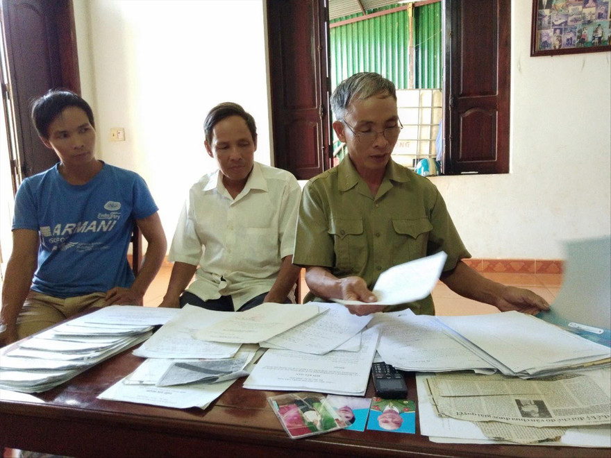 Ông Lê Văn Dũng (ngoài cùng bìa phải) cùng anh và em ruột nhiều năm yêu cầu giải quyết truy lĩnh chế độ thương tật cho cha