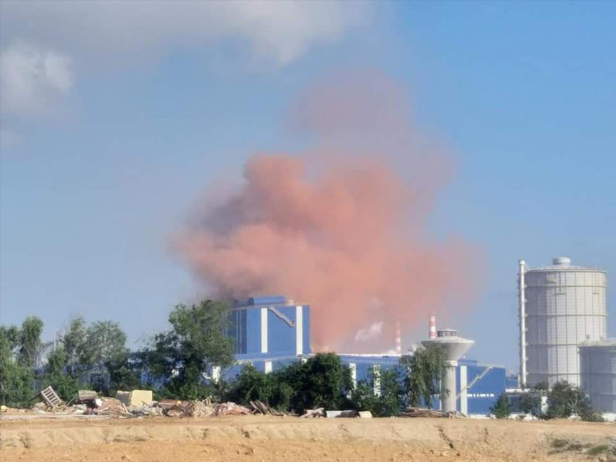 Khói bụi màu hồng lớn vừa xuất hiện ở nhà máy thép Hòa Phát Dung Quất. Ảnh: Người dân cung cấp