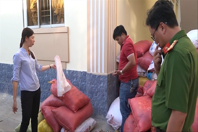 Công an thu giữ hạt chuỗi tại cơ sở bà Đào 