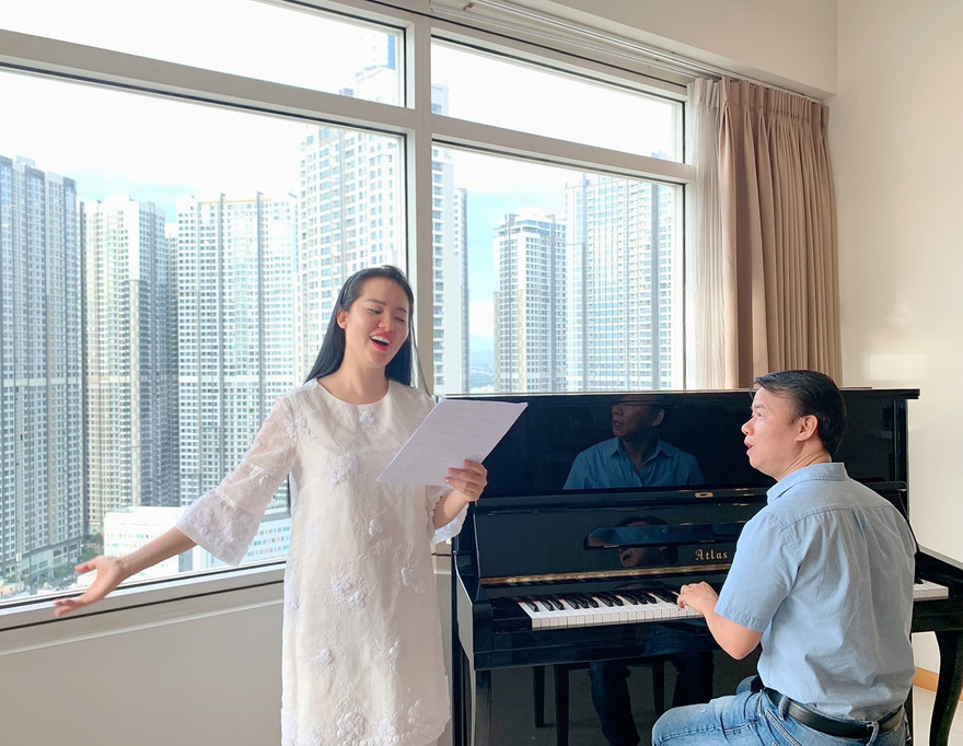 Nhạc sĩ Trần Mạnh Hùng luyện tập cùng ca sĩ Phạm Thùy Dung cho đêm hòa nhạc Trăng hát 29/9 tại Hà Nội . Ảnh: NVCC