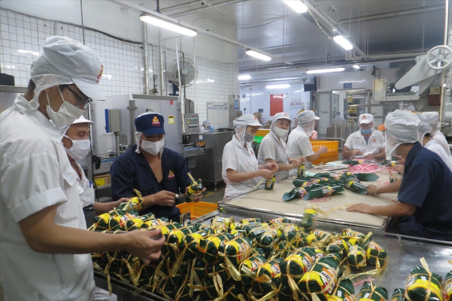 Sản phẩm tết đã bắt đầu bung hàng, dự báo giá sẽ cả doanh nghiệp lẫn người tiêu dùng thấp thỏm (ảnh tại một đơn vị sản xuất chả lụa tại TPHCM)