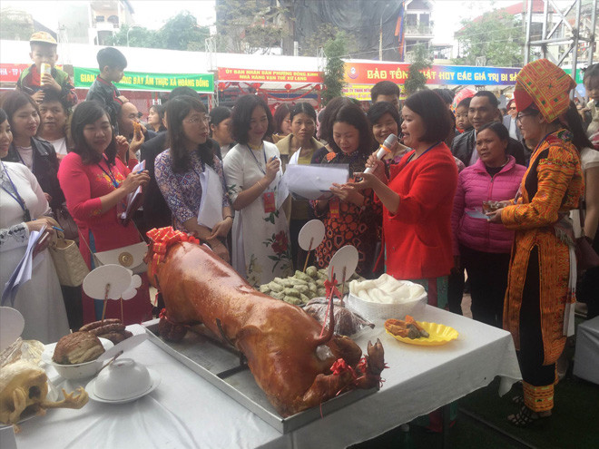 Mâm cỗ không thể thiếu món thịt lợn quay, đặc sản của địa phương. ảnh: Duy Chiến 