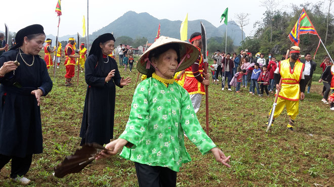 Các bà then múa, khấn đuổi tà ma, hộ tống đoàn rước. Ảnh: Lan Hương 