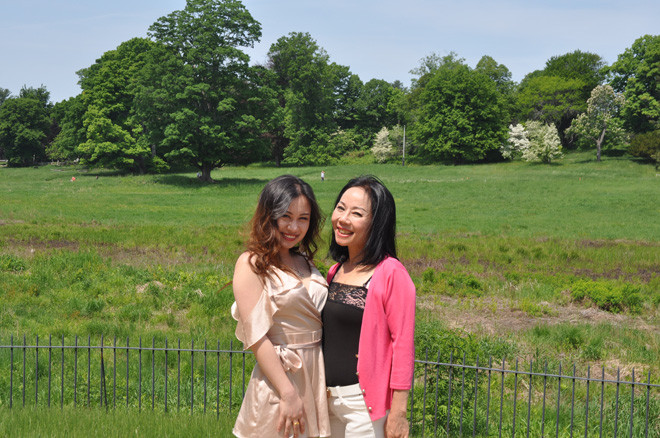 Minh Khuê và mẹ Hải Âu tại thị trấn Concord (Massachusetts, USA)