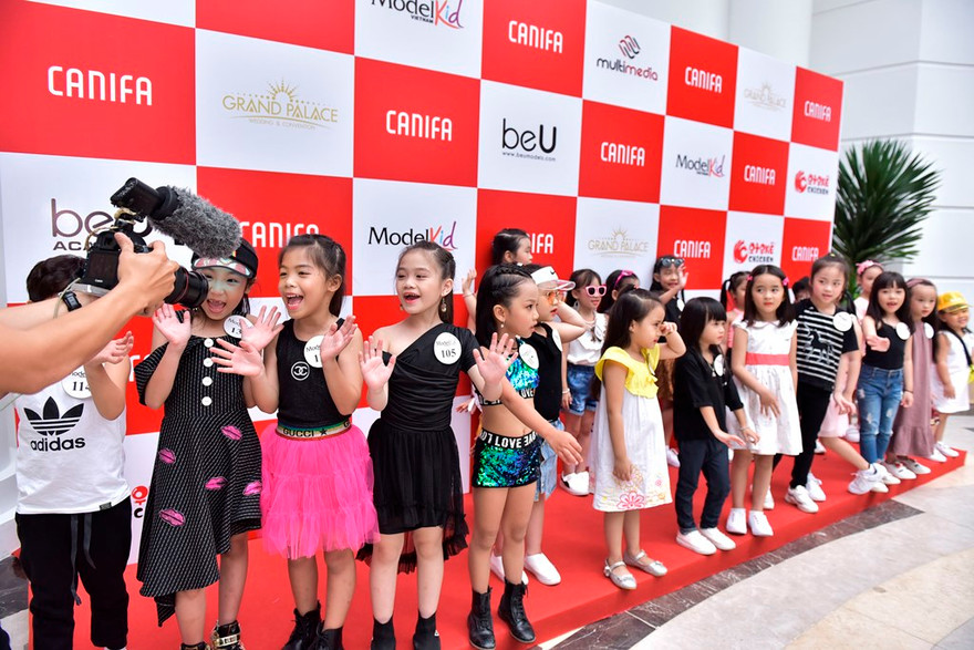 Các bé trong một cuộc thi được truyền thông 