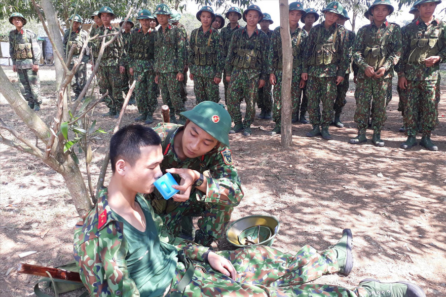 Một buổi tập huấn cấp cứu người bị say nắng, say nóng ở Sư đoàn 324. Ảnh: Tường Hiếu