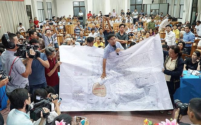 Một buổi tiếp xúc, đối thoại với người dân Thủ Thiêm . ảnh: H.T 