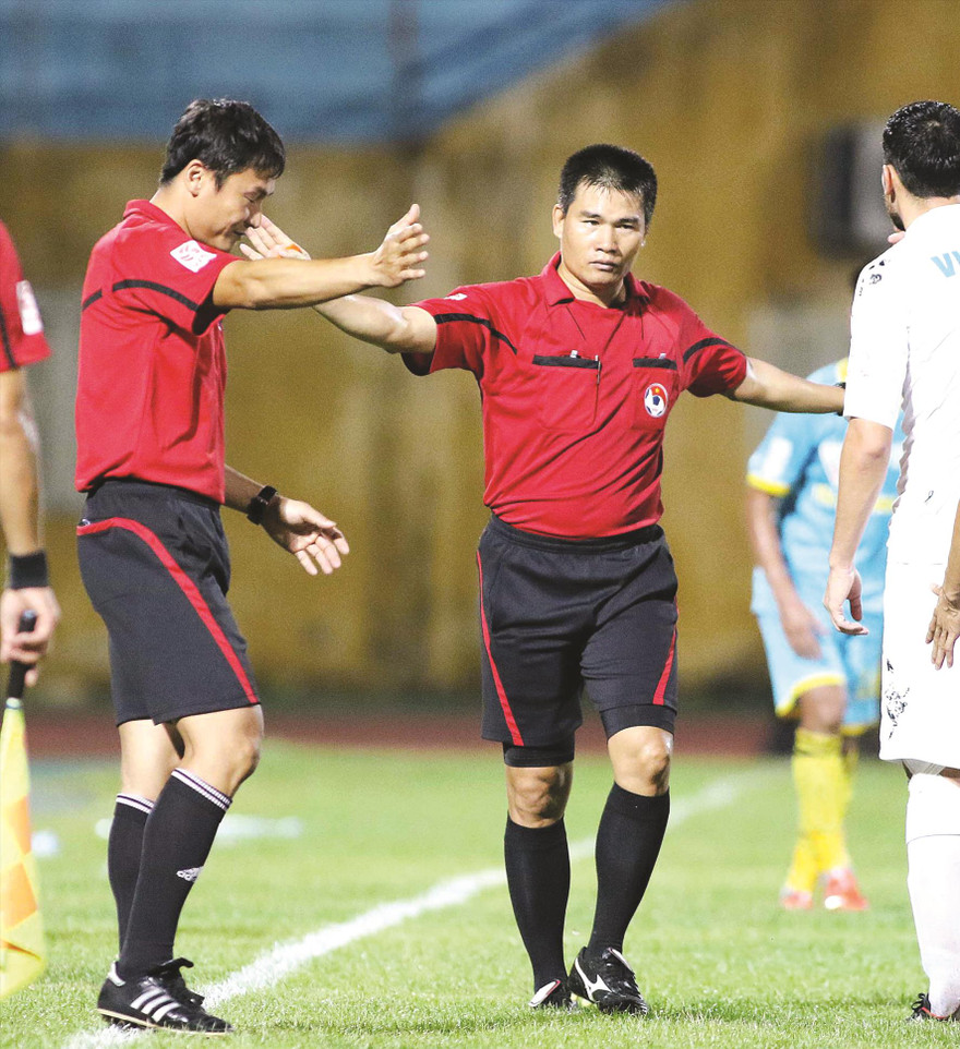 Ban trọng tài VFF từng gây xôn xao khi gọi ông Hoàng Công Khanh trở lại làm nhiệm vụ tại V-League 2019. Cựu trọng tài này đã giải nghệ để đi làm bảo vệ . Ảnh: VSI 