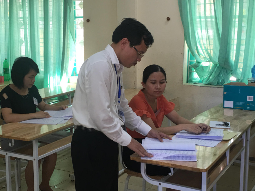 Đoàn công tác của Bộ GD&ĐT kiểm tra công tác chấm thi tại Hòa Bình ngày 3/7/2018. ảnh: Nghiêm Huê