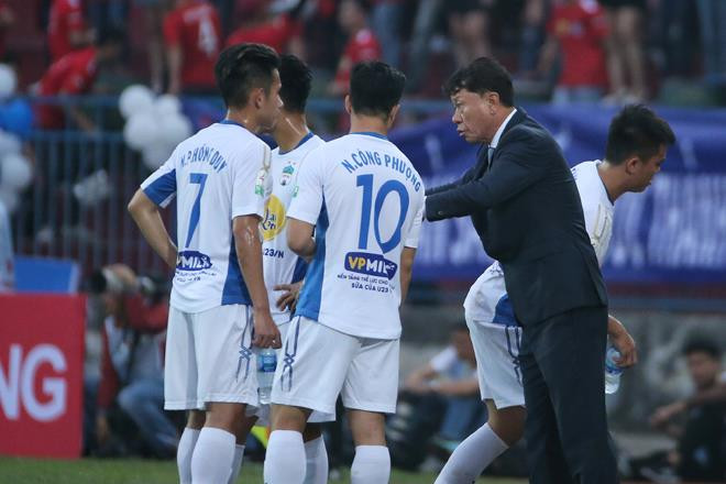 HLV Chung Hea-seong sẽ trở lại sân Pleiku trong cương vị HLV đối thủ của đội bóng phố Núi. ảnh: VSI