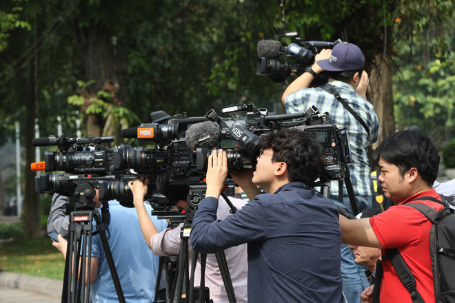 Phóng viên quốc tế tác nghiệp tại Hà Nội hôm 21/2. ảnh: Mạnh Thắng 