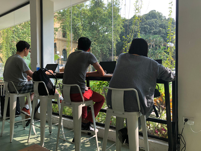 Các phóng viên nước ngoài túc trực trong một quán cafe từ sáng sớm tới tối mịt để săn tin. Ảnh: L.A 