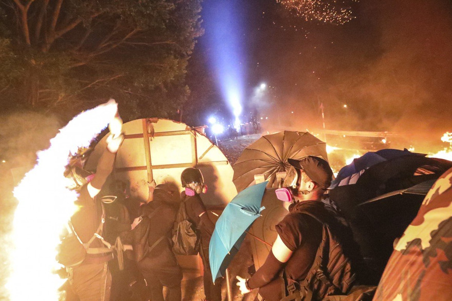 Cảnh đối đầu giữa người biểu tình và cảnh sát trong khuôn viên ĐH Trung văn Hong Kong. Ảnh: SCMP