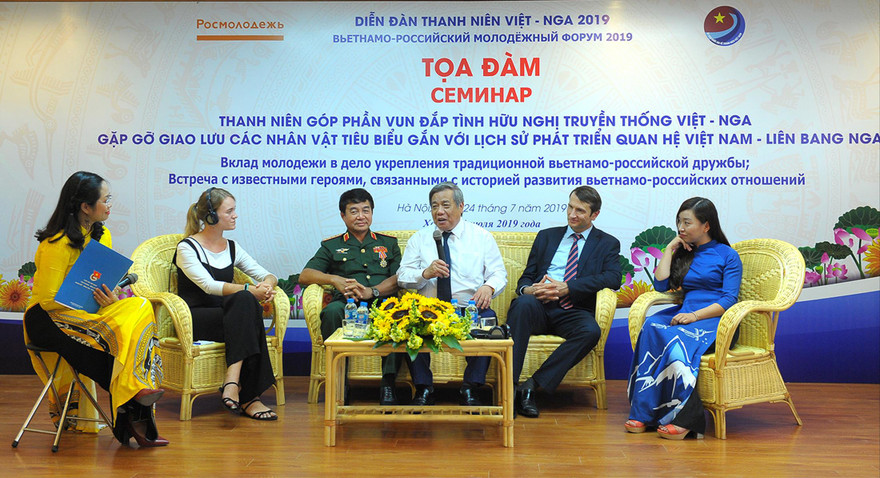 Các khách mời chia sẻ về những kỷ niệm gắn bó Việt Nam, LB Nga tại chương trình. Ảnh: Xuân Tùng