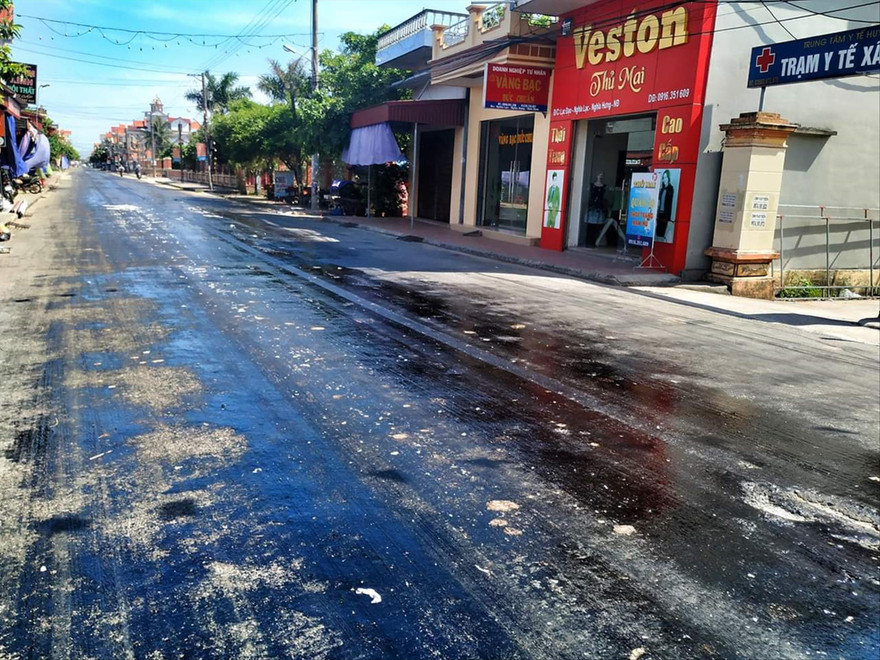 Nắng nóng làm nhựa đường chảy tràn, biến đường thành chiếc bẫy nhựa đường dính, nóng