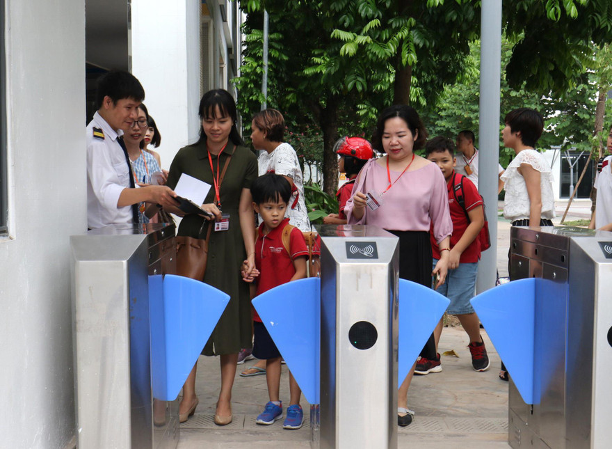 Các phụ huynh đến tận trường quốc tế để đón con. Ảnh: Như Ý