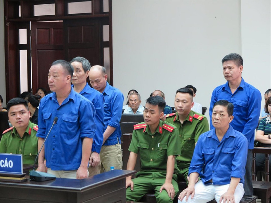 Các bị cáo tại tòa (Hưng “kính” ngồi ngoài cùng bên phải)