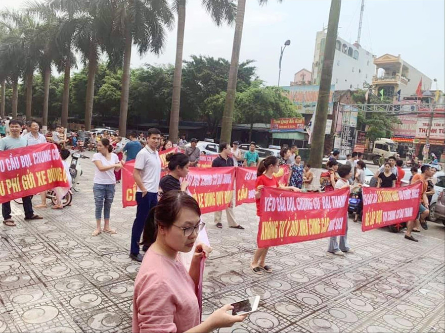 Người dân KĐT Đại Thanh xuống đường căng băng rôn phản đối “Thay đổi nhà cung cấp nước sạch”