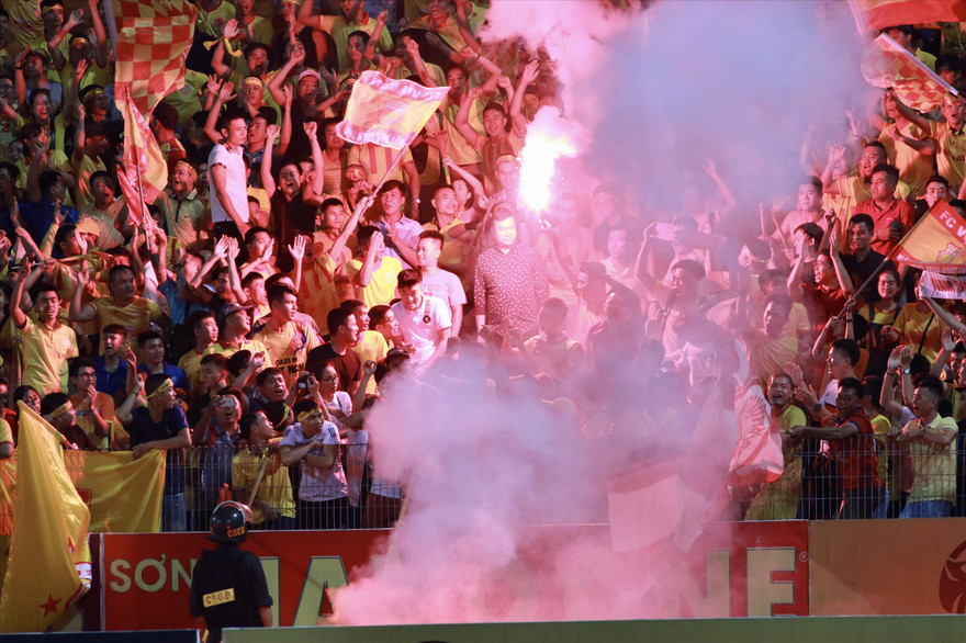 Lực lượng an ninh sẽ kiểm soát chặt, không để CĐV mang pháo sáng vào sân, đồng thời VFF kêu gọi người hâm mộ cổ vũ văn minh, tuân thủ pháp luật. Ảnh: VSI 