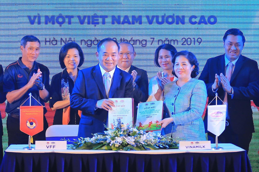 Nhờ hiệu ứng thi đấu thành công của các đội tuyển Quốc gia trong 2 năm qua, tình hình tài chính của VFF rất khả quan khi có nhiều doanh nghiệp lớn sẵn sàng hợp tác. ảnh: VSI