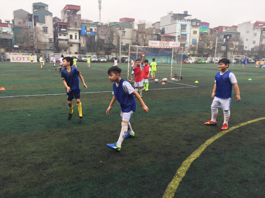 Sân chơi, bãi tập cho học sinh quan trọng hơn nhiều so với 1 cuốn SGK. Ảnh: Nghiêm Huê 