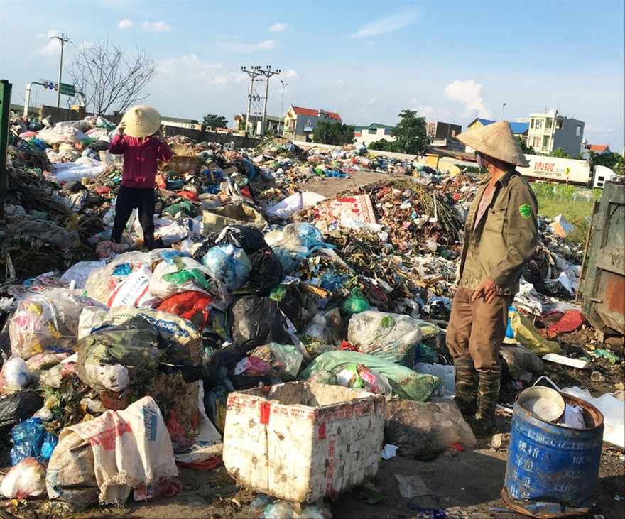 Rác thải đổ tràn lan, ùn ứ gây tình trạng ô nhiễm tại xã Liên Phương 