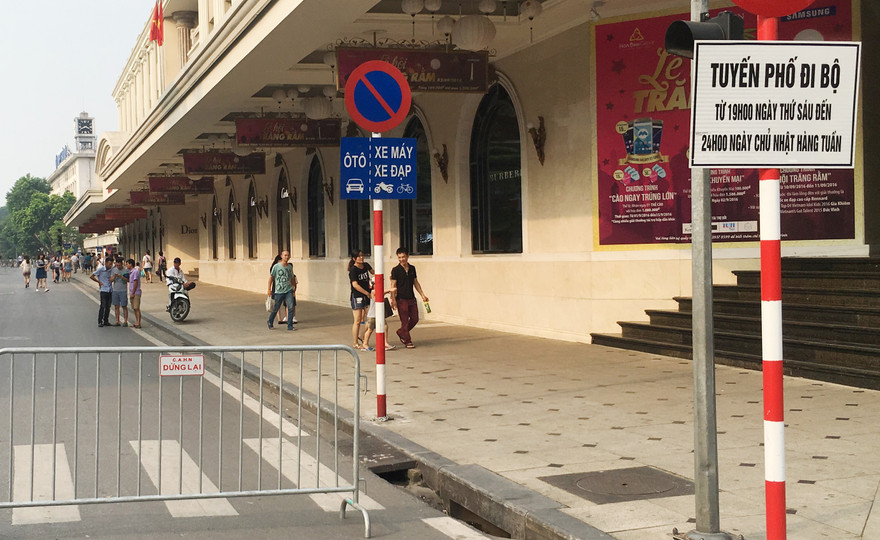 Phố đi bộ xung quanh hồ Hoàn Kiếm vào cuối tuần. Ảnh: A. Trọng