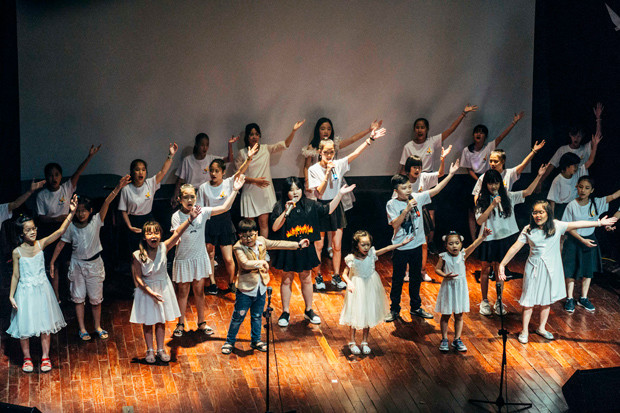 ​ Các bạn nhỏ khuyết tật và có hoàn cảnh khó khăn ở chùa Đức Sơn tự tin trên sân khấu L’espace