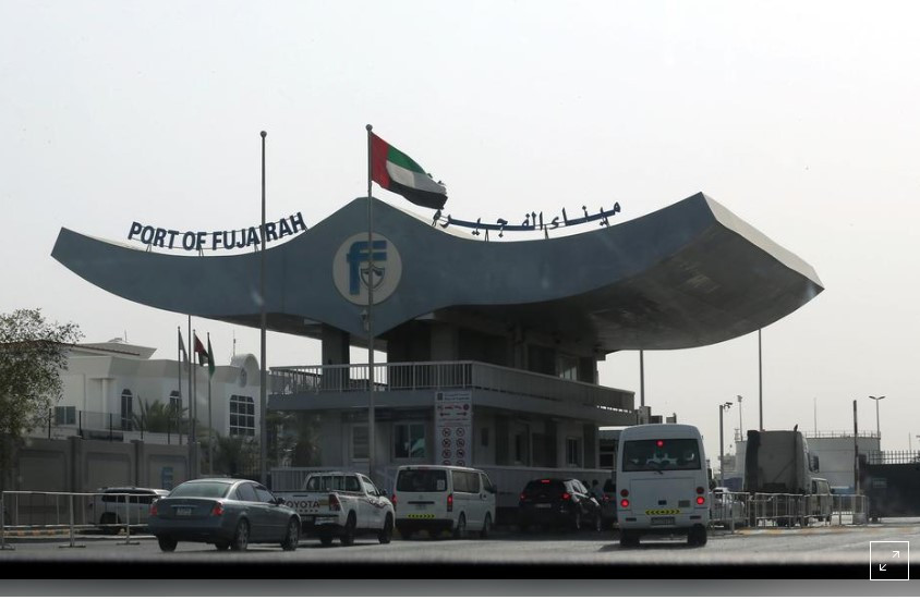 Bên ngoài cảng Fujairah, UAE, ngày 13/5. ảnh: Reuters 