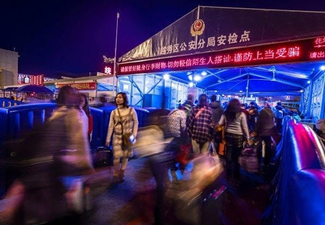 Hành khách đợi tàu ở ga xe lửa Quảng Châu hôm 26/1 để về quê ăn Tết. ảnh: EPA