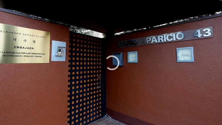 Một cửa ra vào của Đại sứ quán Triều Tiên tại Madrid. Ảnh cắt từ clip của CNN