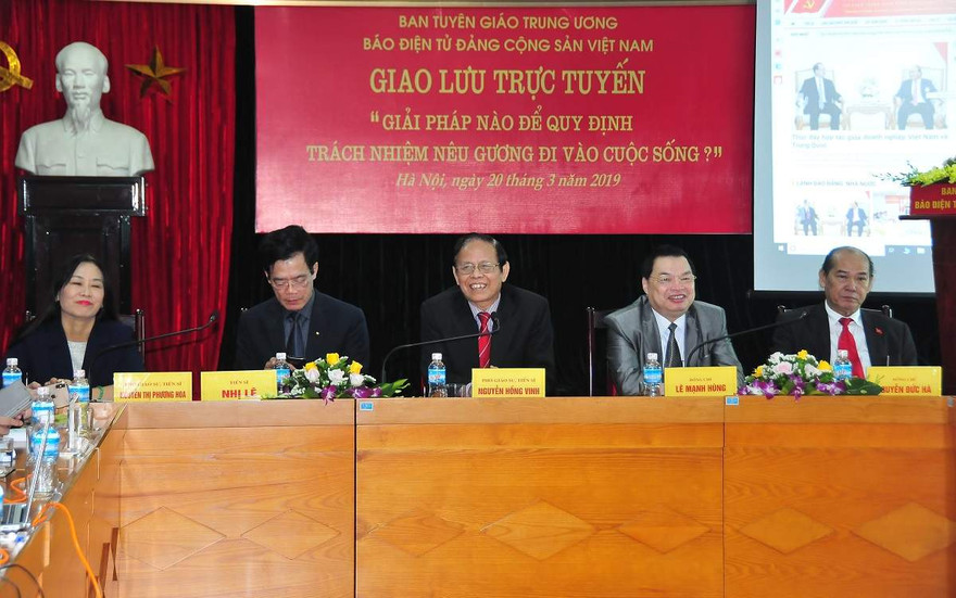 Các khách mời tại buổi giao lưu trực tuyến “Giải pháp nào để quy định trách nhiệm nêu gương đi vào cuộc sống?”. ảnh: v.k