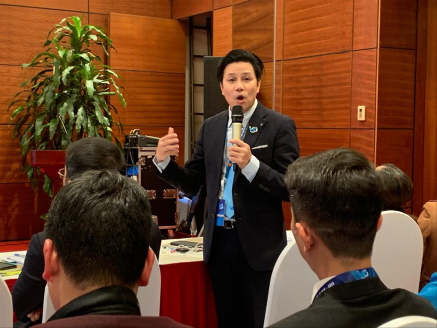 Anh Nguyễn Đức Tùng, Giám đốc Trung tâm Hỗ trợ thanh niên khởi nghiệp trao đổi tại diễn đàn “Thanh niên Việt Nam sáng tạo, khởi nghiệp”. ẢNH: LƯU TRINH