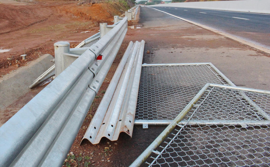 Tuy đã thông xe nhưng những ngày qua, việc thi công trên tuyến cao tốc vẫn ngổn ngang. Ảnh: A.Trọng