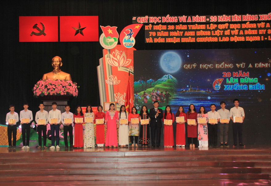 Trao học bổng cho 20 sinh viên người dân tộc thiểu số. Ảnh: Ngô Tùng 