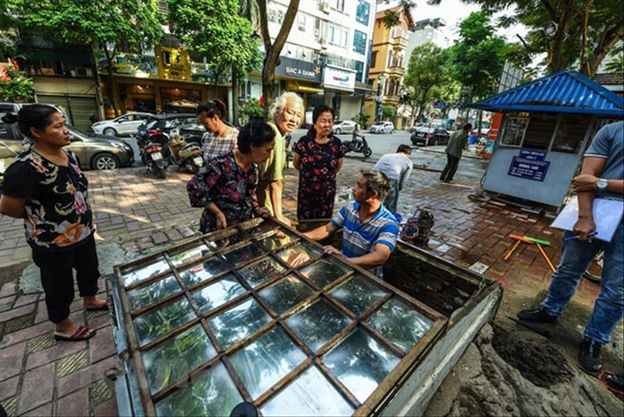 Thau dọn bể tại 1 số chung cư sử dụng nguồn nước sông Đà. Ảnh: Trần Hoàng